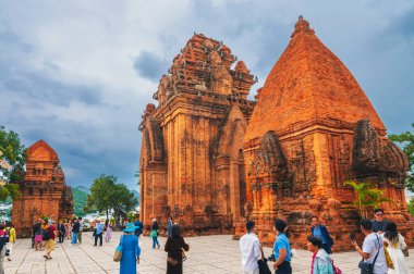 Vietnam 'daki Nha Trang' daki Antik Cham Kuleleri veya Po Nagar Kuleleri. Nha Trang, Vietnam - 18 Aralık 2024