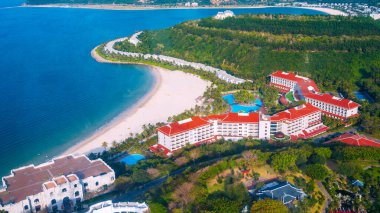 Vietnam 'daki Nha Trang adasında kumlu plajlı lüks bir otel, en iyi hava manzaralı. Yaz tatili için bir tatil yeri