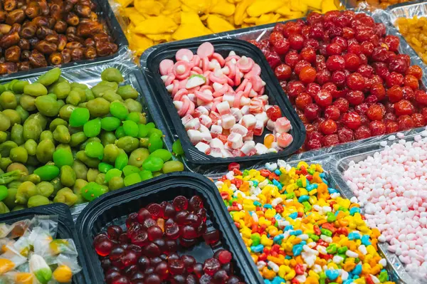 Asya 'daki Asya pazarında çeşitli kurutulmuş meyve, şeker, şeker ve çiğnenebilir marmelat çeşitleri