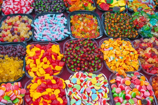 Marmelat çeşitleri ve çiğnenebilir şekerler doğu pazarındaki bir şekerci dükkanında tezgahın üzerinde.