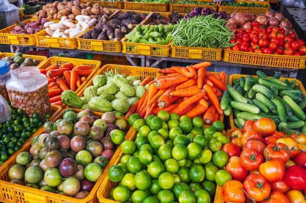 Asya 'daki market tezgahında taze sebze çeşitleri.