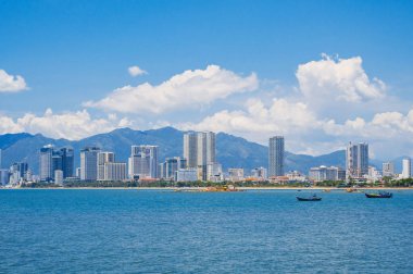 Nha Trang şehrinin kıyı şeridi. Deniz manzarası.