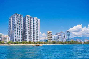 Vietnam 'daki Nha Trang manzarası, bulutlu bir gün. Nha Trang Asya 'da popüler bir turizm merkezidir..