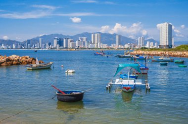 Renkli balıkçı tekneleriyle Nha Trangs kentsel manzarası.