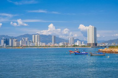 Güneşli bir günde balıkçı tekneleri denizinden ve Vietnam 'ın Nha Trang şehrinden manzara.