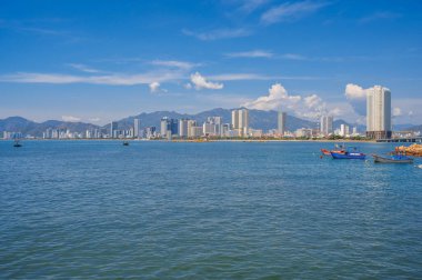 Güneşli bir günde Vietnam 'ın Nha Trang şehrinin manzarasını izleyin..