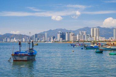 Vietnam 'ın Nha Trang şehrinin panoramik gündüz görüntüsü. Denizde balıkçı tekneleri.