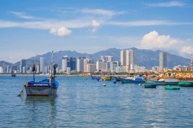 Vietnam 'ın Nha Trang şehrinin panoramik gündüz görüntüsü. Denizde balıkçı tekneleri.