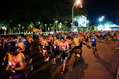 Nha Trang, Khanh Hoa Eyaleti, Vietnam - 11 Ağustos 2024: VnExpress nha trang Marathon 2024 Deniz kenarındaki Tran phu Caddesi boyunca katılımcılar.