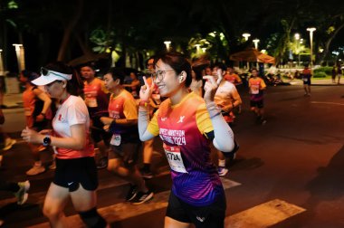 Nha Trang, Khanh Hoa Eyaleti, Vietnam - 11 Ağustos 2024: VnExpress Nha Trang Maratonu 'nda ana cadde boyunca koşan Asyalı bir kalabalık