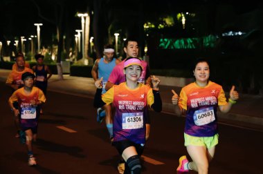 Nha Trang, Khanh Hoa Eyaleti, Vietnam - 11 Ağustos 2024: VnExpress nha trang Marathon 2024 Deniz kenarındaki Tran phu Caddesi boyunca katılımcılar.