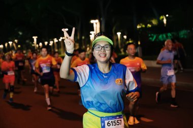 Nha Trang, Khanh Hoa Eyaleti, Vietnam - 11 Ağustos 2024: VnExpress nha trang Marathon 2024 katılımcılar deniz kenarında uzun Tran phu Caddesi koşuyor