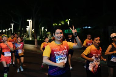 Nha Trang, Khanh Hoa Eyaleti, Vietnam - 11 Ağustos 2024: VnExpress Nha Trang Maratonu 'na katılan Asyalı bir kalabalık deniz kenarındaki merkez caddede 2024