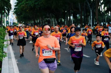 Nha Trang, Khanh Hoa Eyaleti, Vietnam - 11 Ağustos 2024: VnExpress Nha Trang Maratonu 'nda ana cadde boyunca koşan Asyalı bir kalabalık