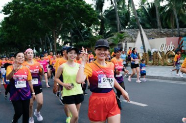 Nha Trang, Khanh Hoa Eyaleti, Vietnam - 11 Ağustos 2024: VnExpress Nha Trang Maratonu 'nda ana cadde boyunca koşan Asyalı bir kalabalık