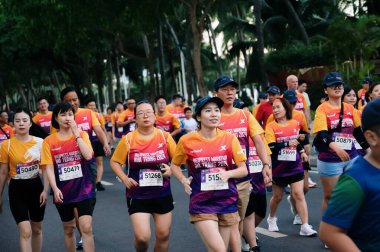 Nha Trang, Khanh Hoa Eyaleti, Vietnam - 11 Ağustos 2024: VnExpress Nha Trang Maratonu 'na katılan Asyalı bir kalabalık deniz kenarındaki merkez caddede 2024