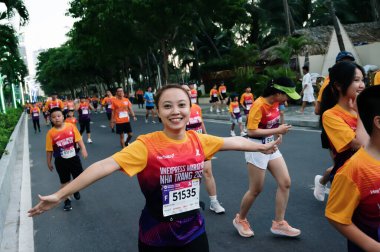 Nha Trang, Khanh Hoa Eyaleti, Vietnam - 11 Ağustos 2024: VnExpress nha trang Marathon 2024 katılımcılar deniz kenarında uzun Tran phu Caddesi koşuyor