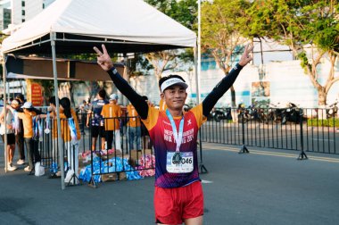 Nha Trang, Khanh Hoa Eyaleti, Vietnam - 11 Ağustos 2024: Tran Phu Caddesi yakınlarındaki VnExpress nha trang Maratonu Asyalı katılımcılar.