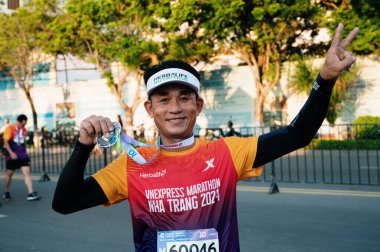 Nha Trang, Khanh Hoa Eyaleti, Vietnam - 11 Ağustos 2024: Tran Phu Caddesi yakınlarındaki VnExpress nha trang Maratonu Asyalı katılımcılar.