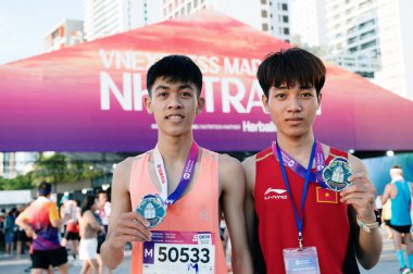 Nha Trang, Khanh Hoa Eyaleti, Vietnam - 11 Ağustos 2024: Tran Phu Caddesi yakınlarındaki VnExpress nha trang Maratonu Asyalı katılımcılar.
