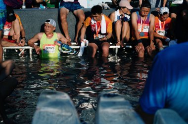 Nha Trang, Khanh Hoa Eyaleti, Vietnam - 11 Ağustos 2024: VnExpress Nha Trang Maratonu 'ndan sonra Asyalı sporcular buz banyosu yapıyorlar