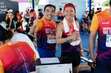 Nha Trang, Khanh Hoa Eyaleti, Vietnam - 11 Ağustos 2024: Tran Phu Caddesi yakınlarındaki VnExpress nha trang Maratonu Asyalı katılımcılar.