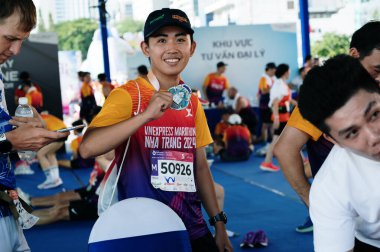 Nha Trang, Khanh Hoa Eyaleti, Vietnam - 11 Ağustos 2024: Tran Phu Caddesi yakınlarındaki VnExpress nha trang Maratonu Asyalı katılımcılar.