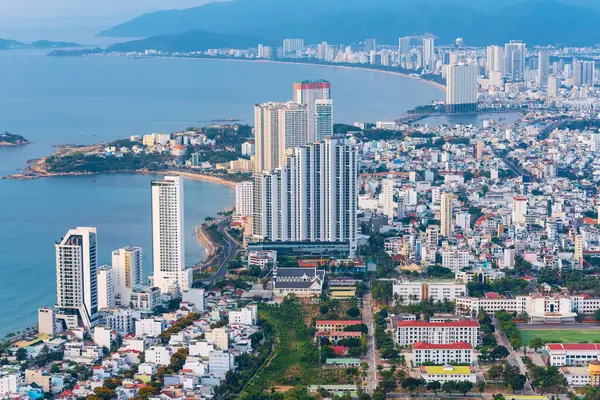 Vietnam hava manzaralı Nha Trang şehrinin panoraması. Deniz kenarındaki gökdelenler İHA 'nın üzerinde Asya' da bir tatil köyünde.
