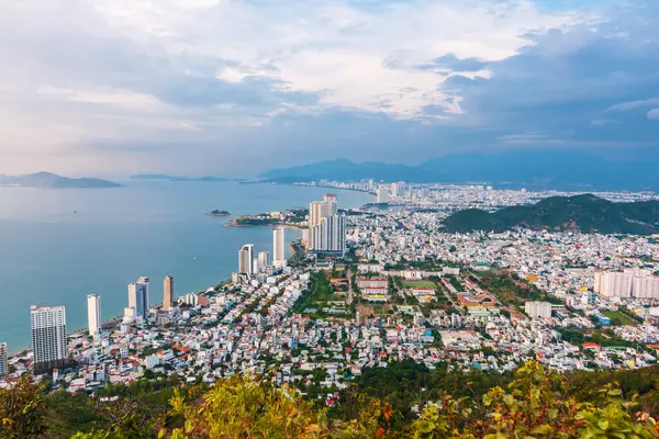 Vietnam 'daki Nha Trang şehrinin panoraması. Nha Trang kasabasının panoramik hava manzarası