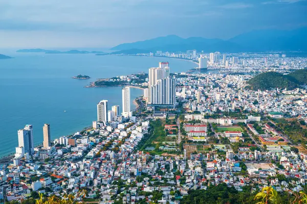 Vietnam 'daki Nha Trang şehrinin panoraması. Nha Trang kasabasının panoramik hava manzarası