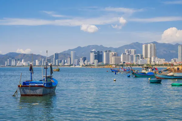Vietnam 'ın Nha Trang şehrinin panoramik gündüz görüntüsü. Denizde balıkçı tekneleri.