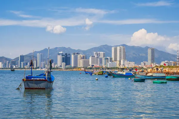 Vietnam 'ın Nha Trang şehrinin panoramik gündüz görüntüsü. Denizde balıkçı tekneleri.