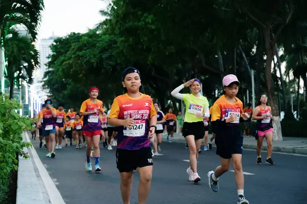 Nha Trang, Khanh Hoa Eyaleti, Vietnam - 11 Ağustos 2024: 2024 VnExpress Nha Trang Maratonu 'nda koşan Asyalı gençler.