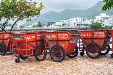 Boş metal çöp konteynerlerini aç. Sahilde bir sıra boş çöp tenekesi. Nha Trang, Vietnam - 13 Aralık 2024.