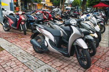 Otoparkta park edilmiş birkaç bisiklet kiralık olarak mevcuttur. Nha Trang, Vietnam - 16 Aralık 2024