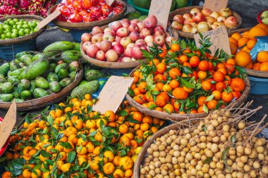 Vietnam yerel pazarı çok sayıda taze meyve satar. Nha Trang, Vietnam - 16 Aralık 2024