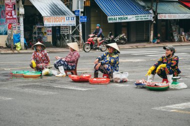 Vietnamlı kadınlar yolda taze balık ve deniz ürünleri satıyorlar. Nha Trang, Vietnam - 16 Aralık 2024