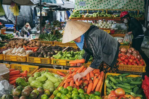 Vietnamlı bir kadın yerel Nha Trang pazarından taze sebze alıyor, Vietnam - 16 Aralık 2024