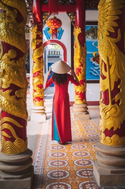 Asya 'da, Vietnam' da bir tapınakta seyahat eden Asyalı bir kadın turistin arkası.