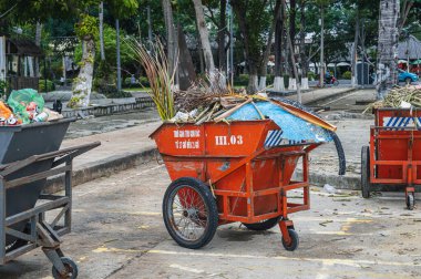 Asya 'da bir plajda çöp dolu metal kaplar duruyor. Nha Trang, Vietnam - 14 Aralık 2024.
