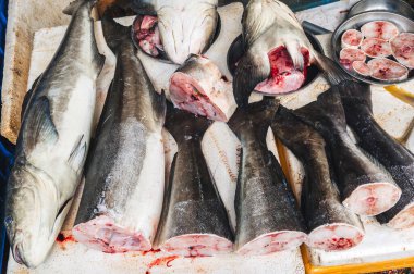 Vietnam 'daki Asya deniz ürünleri pazarının tezgahında taze balık çeşitleri var.