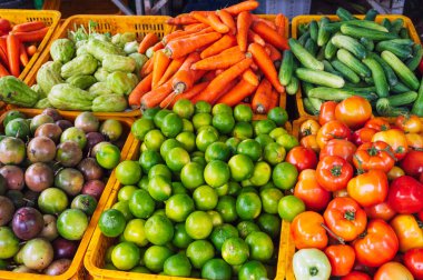 Asya 'daki market tezgahında taze sebze çeşitleri.