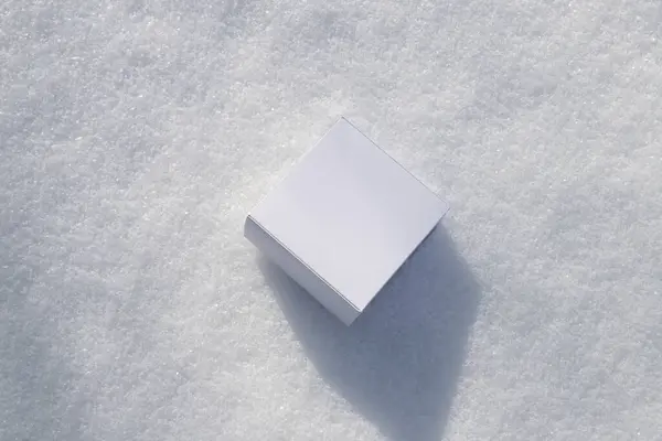 Kar üzerinde beyaz kare kutular yap. Yüksek kalite fotoğraf