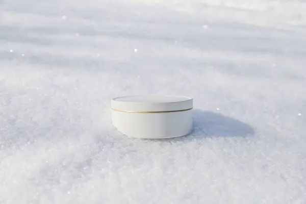 雪地里的白色圆形罐子 高质量的照片 免版税图库照片