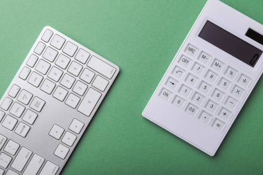 yeşil arkaplanda beyaz klavye.