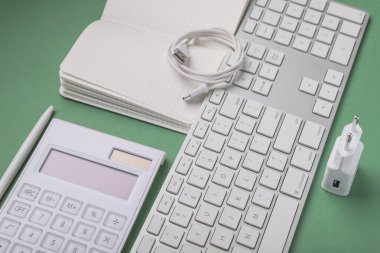 yeşil arkaplanda beyaz klavye.