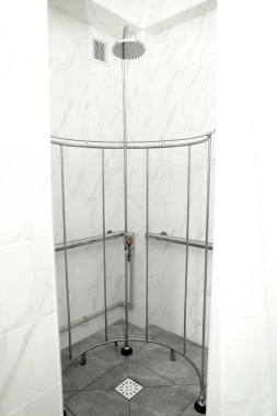 Modern yeni hasta banyoları temiz beyaz odada. Yüksek kalite fotoğraf