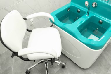 Modern yeni hasta banyoları temiz beyaz odada. Yüksek kalite fotoğraf