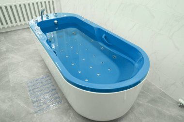 Modern yeni hasta banyoları temiz beyaz odada. Yüksek kalite fotoğraf