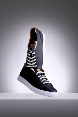 Koyu deri spor ayakkabıları beyaz arka planda. Yüksek kalite fotoğraf